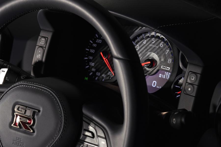 Панель приборов Nissan GT-R 50th Anniversary (R35) 2019 года  (AU) (фото 15 из 34)